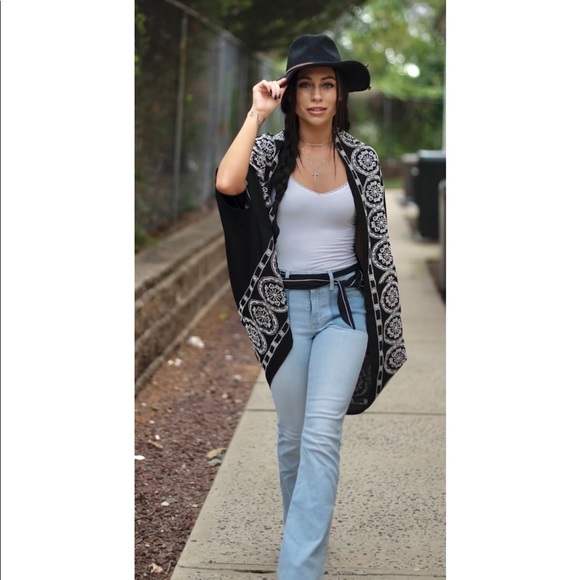 Embroidered Black and White Border Kimono - Picture 4 of 11